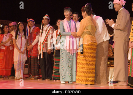 Aung San Suu Kyi trifft sich am 22. Juni 2012 in der Royal Festival Hall London England mit Mitgliedern der burmesischen Gemeinde. HOMER SYKES AUS DEN 2010ER JAHREN Stockfoto