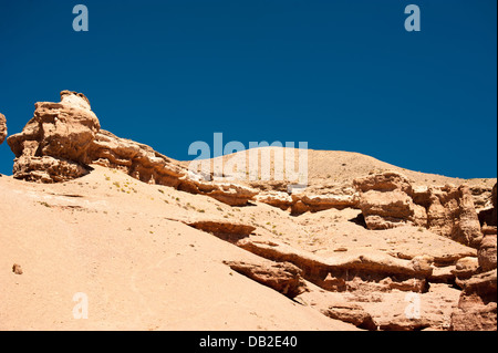 Felsformationen im Tscharyn Canyon unter blauem Himmel. Zustand-Paläontologie Nationalpark in Kasachstan Stockfoto
