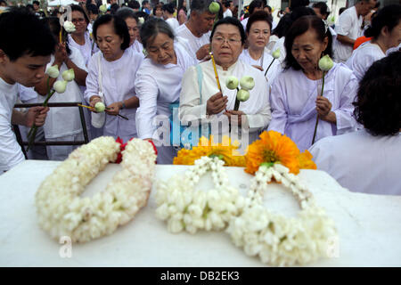 Bangkok, Thailand. 22. Juli 2013. Anbeter während einer Zeremonie im Wat Benchamabophit Tempel gefeiert Asalha Puja. Asalha Puja ist ein Theravada-Buddhismus-Festival, das in der Regel im Juli, auf den Vollmond des achten Mondmonats stattfindet. Bildnachweis: John Vincent/Alamy Live-Nachrichten Stockfoto