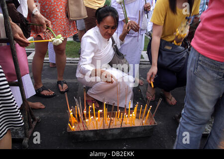 Bangkok, Thailand. 22. Juli 2013. Anbeter während einer Zeremonie im Wat Benchamabophit Tempel gefeiert Asalha Puja. Asalha Puja ist ein Theravada-Buddhismus-Festival, das in der Regel im Juli, auf den Vollmond des achten Mondmonats stattfindet. Bildnachweis: John Vincent/Alamy Live-Nachrichten Stockfoto