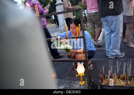 Bangkok, Thailand. 22. Juli 2013. Anbeter während einer Zeremonie im Wat Benchamabophit Tempel gefeiert Asalha Puja. Asalha Puja ist ein Theravada-Buddhismus-Festival, das in der Regel im Juli, auf den Vollmond des achten Mondmonats stattfindet. Bildnachweis: John Vincent/Alamy Live-Nachrichten Stockfoto