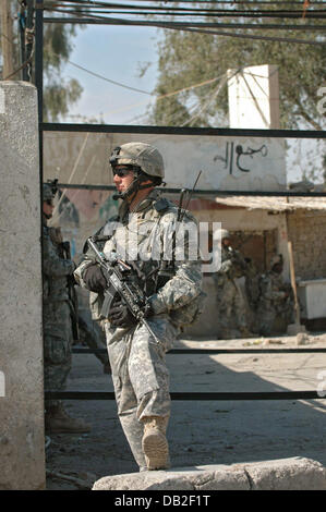 Ein Fallschirmjäger steht Wache mit seiner M4A1 Karabiner während einer Patrouille in Kadamiyah, Irak, März 2007. Die Soldaten gehören zu D-Company des 1. Bataillons "Roten Falken" des 325. Airborne Infanterie-Regiments, die Bestandteil der 2. Brigade 82nd Airborne Division "All American". Foto: Carl Schulze Stockfoto