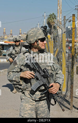 Ein Fallschirmjäger steht Wache mit seiner M4A1 Karabiner während einer Patrouille in Kadamiyah, Irak, März 2007. Die Soldaten gehören zu D-Company des 1. Bataillons "Roten Falken" des 325. Airborne Infanterie-Regiments, die Bestandteil der 2. Brigade 82nd Airborne Division "All American". Foto: Carl Schulze Stockfoto