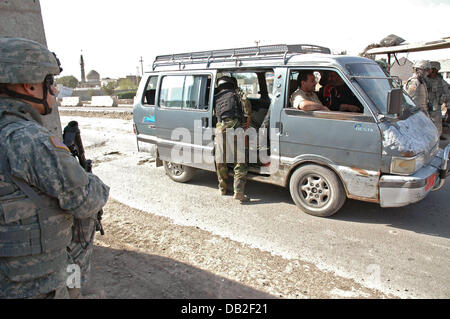 Fallschirmjäger suchen ein Auto bei einem Checkpoint-Patrouille in Bagdad, Irak, März 2007. Die Soldaten gehören zu D-Company des 1. Bataillons "Roten Falken" des 325. Airborne Infanterie-Regiments, die Bestandteil der 2. Brigade 82nd Airborne Division "All American". Foto: Carl Schulze Stockfoto