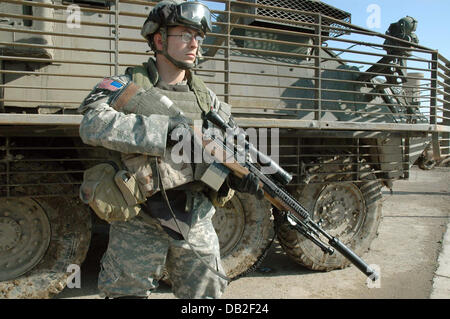 Ein Soldat steht Wache mit seinem Scharfschützengewehr M14 während einer Patrouille in Bagdad, Irak, März 2007. Der Soldat gehört zu den 3rd Stryker Brigade Combat Team der 2. Infanterie-Division, die Teil des 1. Bataillons, 23. Infanterie-Regiment. Er trägt ein Advanced Combat Uniform, Interceptor Body Armour Und ein Advanced Combat Helm. Foto: Carl Schulze Stockfoto