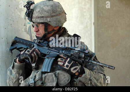 Ein Soldat steht Wache mit seiner M4A1 Karabiner während einer Patrouille in Bagdad, Irak, März 2007. Der Soldat gehört zu dem 1. Bataillon 23. Infanterie-Regiment. Er trägt ein Advanced Combat Uniform, Interceptor Body Armour Und ein Advanced Combat Helm. Foto: Carl Schulze Stockfoto