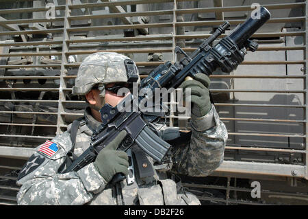Ein Fußsoldat steht Wache mit seiner M4A1 Karabiner mit einem M203 Granatwerfer während einer Patrouille in Bagdad, Irak, März 2007. Der Soldat gehört zu dem 1. Bataillon 23. Infanterie-Regiment. Er trägt ein Advanced Combat Uniform, Interceptor Body Armour Und ein Advanced Combat Helm. Foto: Carl Schulze Stockfoto