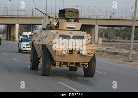 Abgebildet ist ein M1114 hohe Mobilität Mehrzweck Wheeled Vehicle (HMMWV) der irakischen Armee in einer Straße im Kahdamya Distrikt von Bagdad, Irak, März 2007. Foto: Carl Schulze Stockfoto