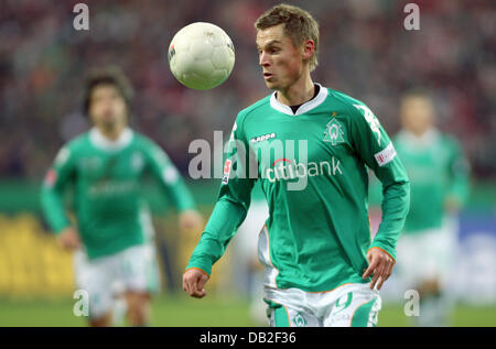 Bremens Schwede Markus Rosenberg steuert den Ball während der Werder Bremen Vs Bayer 04 Leverkusen Bundesliga in Bremen, Deutschland, 15. Dezember 2007 entsprechen. Werder Bremen gewann mit 5: 2. Foto: Carmen Jaspersen Stockfoto