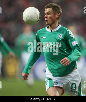 Bremens Schwede Markus Rosenberg steuert den Ball während der Werder Bremen Vs Bayer 04 Leverkusen Bundesliga in Bremen, Deutschland, 15. Dezember 2007 entsprechen. Werder Bremen gewann mit 5: 2. Foto: Carmen Jaspersen Stockfoto