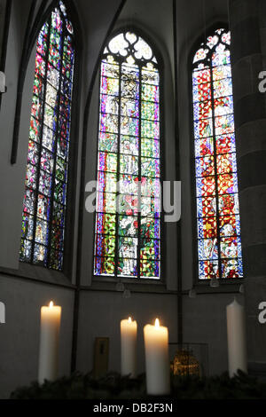 Drei Advents-Kerzen sind vor die Glasfenster der Kirche St. Andreas in Köln, 17. Dezember 2007 abgebildet. Das erste Fenster (R), entworfen von dem Künstler Markus Luepertz wurde installiert, im Jahr 2005, nachdem die Pläne seit den 1990er Jahren bestanden hatte. Zwei weitere Fenster vor kurzem gefolgt. Foto: Jörg CARSTENSEN Stockfoto