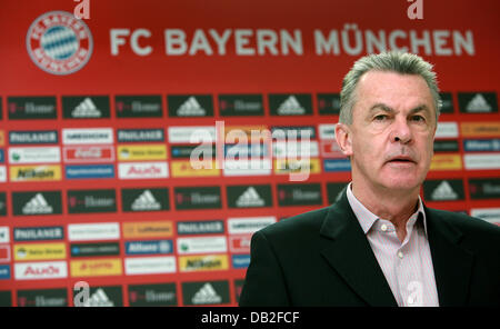 Trainer des FC Bayern München, Ottmar Hitzfeld, ist während einer Pressekonferenz in München, Deutschland, 18. Dezember 2007 abgebildet. Der deutsche Rekord-Holding-Meister triffst griechischen Verein Aris Saloniki während des UEFA-Cup-Spiels in der Münchner Allianz-Arena am 19 Dezember stattfinden wird. Foto: Tobias Hase Stockfoto