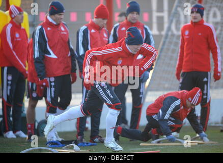 FC Bayern München Spieler Bastian Schweinsteiger läuft während der letzten Training auf der Team-Gelände in München, Deutschland, 18. Dezember 2007. Der deutsche Rekord-Holding-Meister triffst griechischen Verein Aris Saloniki während des UEFA-Cup-Spiels in der Münchner Allianz-Arena am 19 Dezember stattfinden wird. Foto: Peter Kneffel Stockfoto