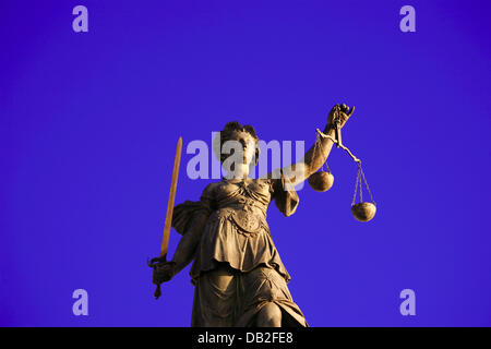 Das Bild zeigt eine Statue von Roman Goddess der Gerechtigkeit, Justitia, mit Schwert und skaliert auf der Gerechtigkeit-Brunnen auf dem Platz der Römer in Frankfurt Main, Deutschland, 7. Dezember 2007. Foto: Wolfram Steinberg Stockfoto