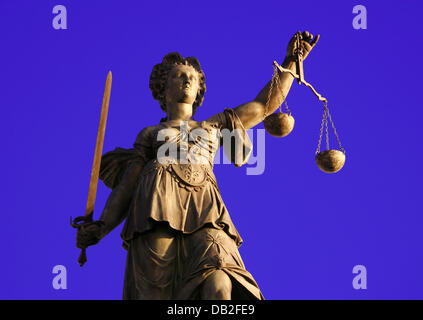 Das Bild zeigt eine Statue von Roman Goddess der Gerechtigkeit, Justitia, mit Schwert und skaliert auf der Gerechtigkeit-Brunnen auf dem Platz der Römer in Frankfurt Main, Deutschland, 7. Dezember 2007. Foto: Wolfram Steinberg Stockfoto