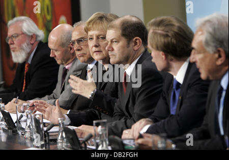 (L-R) Der Generaldirektor der Intermational Labour Organisation (ILO) Juan Somavia, der Generaldirektor der World Trade Organisation (WTO) Pascal Lamy der Generalsekretär der Organisation für wirtschaftliche Zusammenarbeit und Entwicklung (OECD) Jose Angel Gurria, Bundeskanzlerin Angela Merkel, deutsche Arbeitsminister Olaf Scholz, der Präsident der Weltbank Robert Zoelli Stockfoto