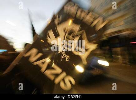 Ein Anti-Nazi-Banner zeigt eine Faust stürzt ein Hakenkreuz während einer Anti-Nazi-Kundgebung in Berlin, Deutschland, 24. November 2007. Mehrere hundert Polizisten getrennt die Anti-Nazi-Demonstranten aus der rechtsextreme. Foto: Arno Burgi Stockfoto