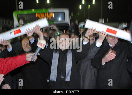 Bürgermeister von Swinemuende, Janusz Zmurkiewicz (C), deutsche und polnische Politiker und 4.000 Gäste besuchen die Aufhebung des Turnpike am Deutsch-Polnischen Grenzübergang Ahlbeck-Swinemuende, Deutschland, 21. Dezember 2007. Mit Polen in die Schengen-Zone die externen EU-Gemeinschaftsinitiative Grenzen Verschiebung zurück zur Ostgrenze Polens. Der deutschen Bundespolizei und der polnischen Grenze Wache Stockfoto