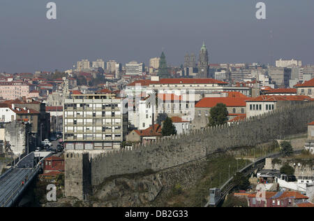 Das Bild zeigt einen Blick auf die Altstadt mit Resten der Stadtmauer in Porto, Portugal, 29. November 2007. Porto ist bekannt für seine berühmten lokalen Produkt, den Portwein. Foto: Daniel Karmann Stockfoto