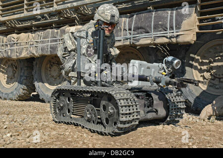 Ein Soldat der AM1133 Stryker Engineer Squad Fahrzeug der US 3rd Stryker Brigade Combat Team bereitet ein Talon EOD Roboter für eine Operation in Bagdad, Irak, März 2007. Der remote gesteuerten Explosive Ordnance Entsorgung Roboter wird verwendet, um potenzielle improvisierten Sprengkörpern (IED) zu untersuchen. Foto: Carl Schulze Stockfoto