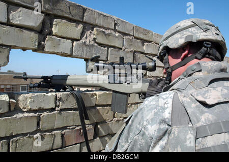 Ein US-Soldaten der 1. Infanterie-Division der 9. Pionierbataillon schützt das neue Joint Security Center vom Dach in Bagdad, Irak, März 2007. Foto: Carl Schulze Stockfoto