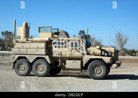 Ein Cougar 6 x 6 mir beständig Hinterhalt geschützt Fahrzeug patrouilliert die Straßen von Bagdad, Irak, März 2007. Das Fahrzeug wird von Force Protection Incorporated hergestellt. Foto: Carl Schulze Stockfoto