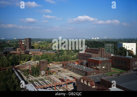 Ein Panoramablick vom Dach des Besucherzentrums auf dem Gelände der "Zollverein" Coal Mine Industrial Complex, Folienskripten Hebezeug Konstruktionen der Schächte 1/2/8 (L), red Dot Designmuseum (R) mit Werkstätten, Ateliers, eine Hochdruck-Kompressor-Halle und ein Casino sowie das weiße Gebäude an der School of Management and Design in Essen, Deutschland , 7. Oktober 2007. Die h Stockfoto