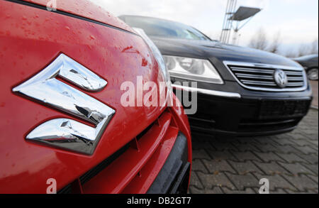 (Dpa Datei) - ein Datei-Bild datiert 9. Dezember 2009 zeigt, dass, die Volkswagen Phaeton (r) neben in Plattling, Deutschland ein Suzuki Auto geparkt. Japanische Autohersteller Suzuki beabsichtigt, beenden die finanzielle Verzahnung mit Volkswagen, laut Suzuki am 12. September 2011. Volkswagen hat einen Anteil von 19,9 Prozent in Suzuki seit Dezember 2009. Foto: Armin Weigel Stockfoto