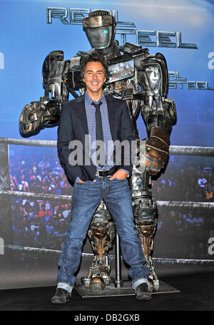 US-kanadischen Regisseur Shawn Levy mit Roboter 'Atom' bei einem Fototermin für den Film posiert "Real Steel in München, Deutschland, 12. September 2011. Der Film kommt deutschen Kinos am 10. November 2011 und erzählt die Geschichte der humanoiden Roboter kämpfen gegenseitig während Boxen Spiele. Foto: Ursula Düren Stockfoto