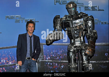 US-kanadischen Regisseur Shawn Levy mit Roboter 'Atom' bei einem Fototermin für den Film posiert "Real Steel in München, Deutschland, 12. September 2011. Der Film kommt deutschen Kinos am 10. November 2011 und erzählt die Geschichte der humanoiden Roboter kämpfen gegenseitig während Boxen Spiele. Foto: Ursula Düren Stockfoto