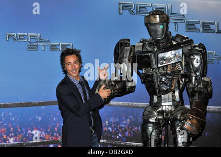 US-kanadischen Regisseur Shawn Levy mit Roboter 'Atom' bei einem Fototermin für den Film posiert "Real Steel in München, Deutschland, 12. September 2011. Der Film kommt deutschen Kinos am 10. November 2011 und erzählt die Geschichte der humanoiden Roboter kämpfen gegenseitig während Boxen Spiele. Foto: Ursula Düren Stockfoto