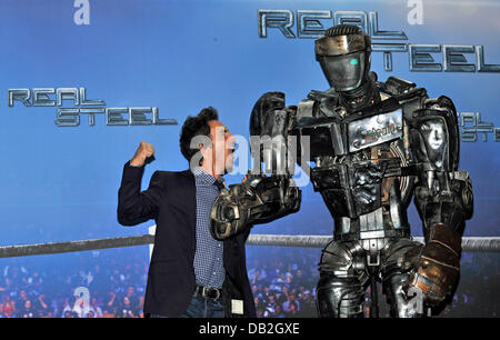 US-kanadischen Regisseur Shawn Levy mit Roboter 'Atom' bei einem Fototermin für den Film posiert "Real Steel in München, Deutschland, 12. September 2011. Der Film kommt deutschen Kinos am 10. November 2011 und erzählt die Geschichte der humanoiden Roboter kämpfen gegenseitig während Boxen Spiele. Foto: Ursula Düren Stockfoto