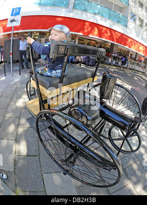 David sitzt auf ein Nachbau des Benz Patent-Motorwagen Nr. 1 im Bereich Muehlburg Karlsruhe, Deutschland, 12. September 2011. Die Kopie wurde eingerichtet, um die Auto-Pionier Carl Benz mit einem immerwährenden Parkplatz erinnern. Das Kunstwerk, das rund 500 Kilogramm wiegt, hat hölzernen Sitze mit Leder-Rücken, genau wie das Original. Die Arbeit bleibt dort für immer, wo die lange abgerissen Birt Stockfoto