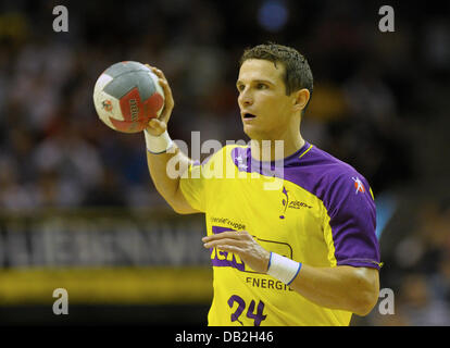 Berlins Bartlomiej Jaszka fängt den Ball während des deutschen Handball-Bundesliga-Spiels zwischen Fuechse Berlin und HSV Hamburg in Berlin, Deutschland, 11. September 2011. Foto: Soeren Stache Stockfoto