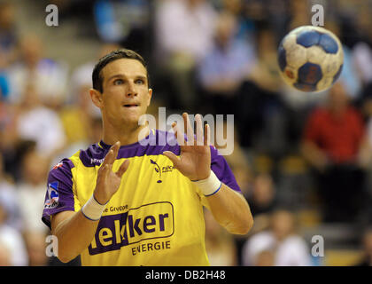 Berlins Bartlomiej Jaszka fängt den Ball während des deutschen Handball-Bundesliga-Spiels zwischen Fuechse Berlin und HSV Hamburg in Berlin, Deutschland, 11. September 2011. Foto: Soeren Stache Stockfoto