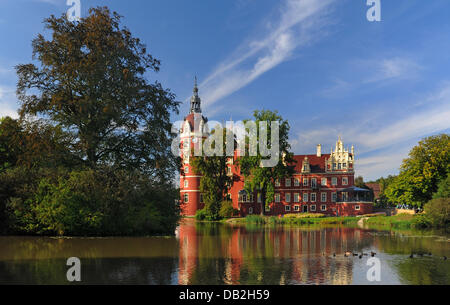 Die Bundes- und einzelstaatlichen Regierungen investiert 40 Millionen Euro in den vergangenen zehn Jahren für den Muskauer Park und das neue Schloss in Bad Muskau, Deutschland, 7. September 2011. Park und Burg wurden im Jahr 2004 Liste des UNESCO-Weltkulturerbes hinzugefügt. Da zwei Drittel des Parks auf polnischem Gebiet befinden, wurde Geld von der EU auch verwendet, um ausgiebig den Park zu renovieren. Auf einem Gebiet o Stockfoto