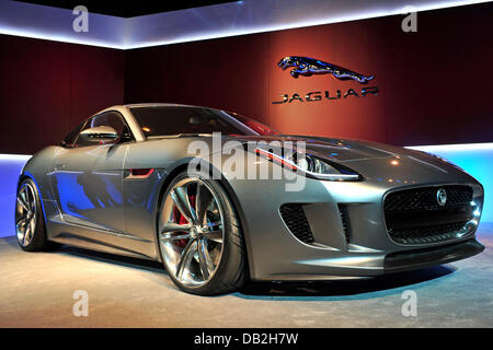 Der Begriff Sportwagen Jaguar C-X 16 ist gesehen, nachdem ihre Präsentation am Palais Thurn Und auf der Internationalen Automobilausstellung IAA in Frankfurt Main, Deutschland, 12. September 2011 Taxis. Vom 15. bis 25. September 2011 präsentieren Aussteller aus aller Welt neue Trends der Automobil-Industrie, unter der Leitung von Mobilität und Hybrid-Elektrofahrzeuge. Foto: MARC TIRL Stockfoto