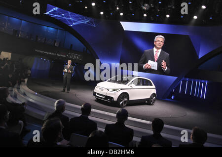 Audi-Chef Rupert Stadler präsentiert der neue Audi A2 Concept auf der Internationalen Automobilausstellung IAA in Frankfurt Main, Deutschland, 13. September 2011. Vom 15. bis 25. September 2011 präsentieren Aussteller aus aller Welt neue Trends der Automobil-Industrie, unter der Leitung von Mobilität und Hybrid-Elektrofahrzeuge. Foto: FREDRIK VON ERICHSEN Stockfoto