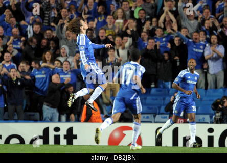 Chelseas David Luiz (L) feiert nach seinem Tor das 2: 0 in der Champions League-Gruppe E-Fußballspiel zwischen Chelsea FC und Bayer Leverkusen im Stadion Stamford Bridge in London, Großbritannien, 13. September 2011. Foto: Federico Gambarini Dpa +++(c) Dpa - Bildfunk +++ Stockfoto