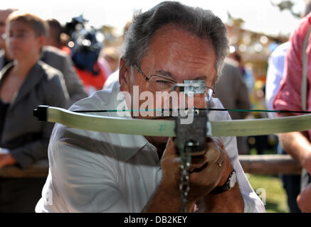 Bürgermeister von München Christian Ude (L) schießt eine historische Armbrust auf der Theresienwiese während einer traditionellen Oktoberfest Pressetour in München, Deutschland, 15. September 2011. Das größte Volksfest der Welt findet vom 17. September bis 3. Oktober 2011.  Foto: FRANK LEONHARDT Stockfoto