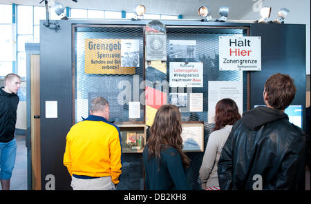 Besuchern stehen in der ständigen Ausstellung "GrenzErfahrungen" ("Grenzerfahrungen") an den Tränenpalast im Bahnhof Friedrichstraße in Berlin, Deutschland, 15. September 2011. Ursprünglichen Zeichen, Fotos und Dokumente werden in der Halle des ehemaligen Verarbeitung für Menschen nach West-Berlin verlassen angezeigt. Foto: Jörg Carstensen Stockfoto