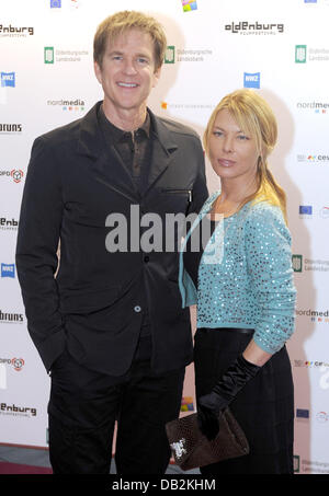 Kanadische Schauspielerin Deborah Kara Unger und Jury-Präsident Matthew Modine kommen als Ehrengäste auf dem roten Teppich für die Eröffnungsgala der das Filmfest Oldenburg in der EWE Arena in Oldenburg, Deutschland, 14. September 2011. Das 18. Filmfest Oldenburg findet statt vom 14. bis 18. September 2011. Foto: INGO WAGNER Stockfoto