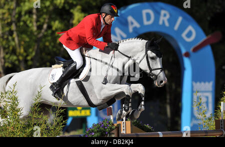 Deutsche Springreiter Carsten-Otto Nagel springt über ein Hindernis auf seinem Pferd Corradina bei den europäischen Show Jumping Championships in Madrid, Spanien, 15. September 2011. Foto: Jochen Luebke Stockfoto