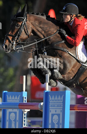 Deutsche Springreiter Janne-Friederike Meyer springt über ein Hindernis auf ihrem Pferd Lambrasco bei den europäischen Show Jumping Championships in Madrid, Spanien, 15. September 2011. Foto: Jochen Luebke Stockfoto