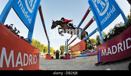 Deutsche Springreiter Ludger Beerbaum springt über ein Hindernis auf seinem Pferd Gotha bei den europäischen Show Jumping Championships in Madrid, Spanien, 15. September 2011. Foto: Jochen Luebke Stockfoto