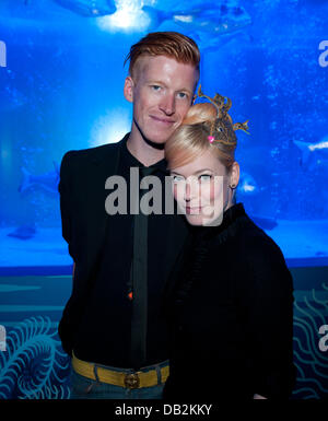 Moderator und Schriftsteller Enie van de Meiklokjes stellt während der Präsentation ihres ersten Buches "Enies Aquariengeschichten" mit ihrem dänischen Freund Tobias im Sea Life Aquarium in Berlin, Deutschland, 15. September 2011. Enie hat seit Jahren ein leidenschaftlicher Aquarianer und viele lustige Begebenheiten, die sie jetzt in einem Buch hüllt durchgemacht. Foto: Jörg Carstensen Stockfoto