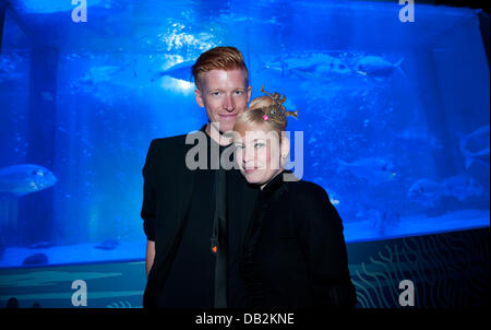 Moderator und Schriftsteller Enie van de Meiklokjes stellt während der Präsentation ihres ersten Buches "Enies Aquariengeschichten" mit ihrem dänischen Freund Tobias im Sea Life Aquarium in Berlin, Deutschland, 15. September 2011. Enie hat seit Jahren ein leidenschaftlicher Aquarianer und viele lustige Begebenheiten, die sie jetzt in einem Buch hüllt durchgemacht. Foto: Jörg Carstensen Stockfoto