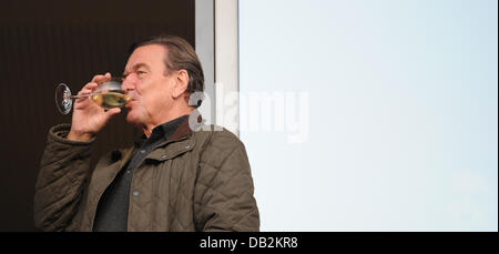 Der ehemalige deutsche Bundeskanzler Gerhard Schroeder ist gesehen trinken Wein vor Beginn der Europa League Gruppe B Spiel Hannover 96 Vs Standard de Liège im AWD-Arena-Stadion in Hannover, Deutschland, 15. September 2011. Foto: Julian Stratenschulte Dpa/lni Stockfoto