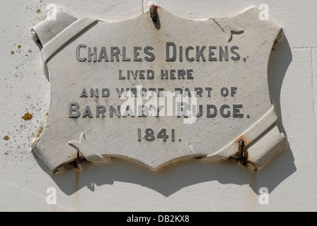 Broadstairs, Kent, England, UK. Torbogen-Haus in der Fort Road. Plaque - Dickens lebte und schrieb Teil von Barnaby Rudge in diesem Haus Stockfoto