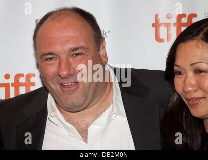 Schauspieler James Gandolfini und Deborah Lin besuchen die Premiere von "Violet & Daisy" während der 2011 Toronto International Film Festival, TIFF, bei Roy Thomson Hall in Toronto, Kanada, 15. September 2011. Foto: Hubert Boesl Stockfoto